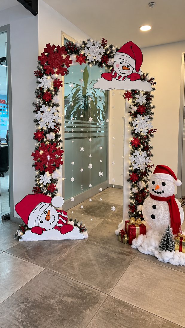 Christmas decor: Christmas decor: snowman entrance arch with red and white snowflakes and fairy lights
